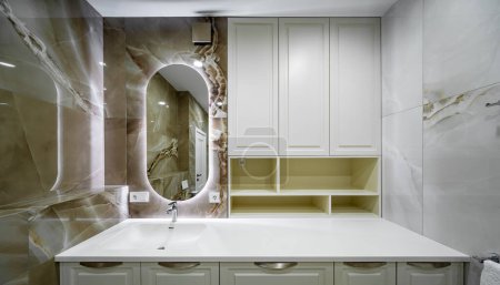 Téléchargez les photos : Salle de bain en appartement moderne. Carrelage pierre. - en image libre de droit
