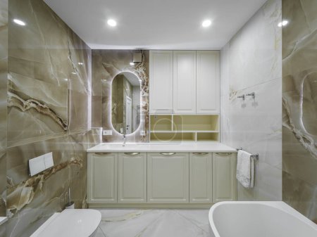 Foto de Luminoso baño moderno con baldosas de piedra en las paredes. - Imagen libre de derechos