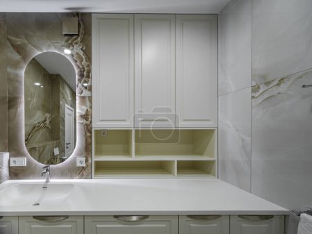 Foto de Luminoso baño moderno con baldosas de piedra en las paredes. - Imagen libre de derechos