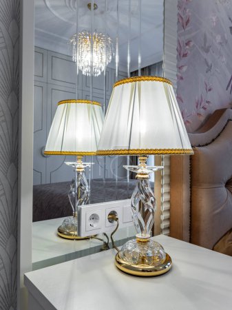 Téléchargez les photos : Chambre dans un style classique. Lampe de nuit près du lit dans la chambre. - en image libre de droit