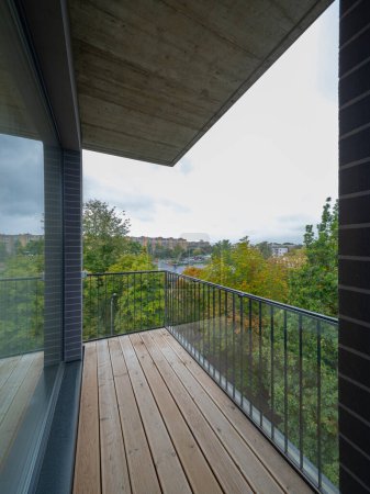 Téléchargez les photos : Vue sur le balcon d'une maison. appartement moderne, design d'intérieur - en image libre de droit