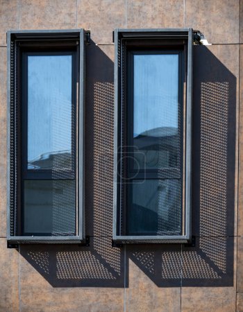 Téléchargez les photos : Fenêtres verticales rectangulaires dans le bâtiment. Maison moderne. - en image libre de droit