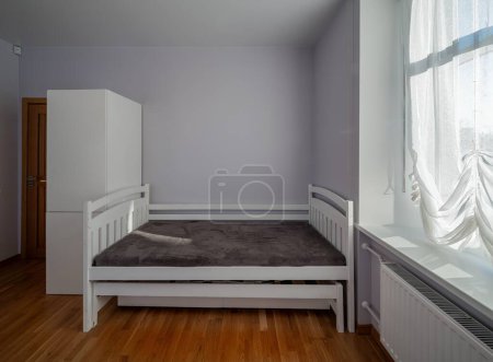 Téléchargez les photos : Design intérieur moderne. chambre avec un lit blanc. - en image libre de droit
