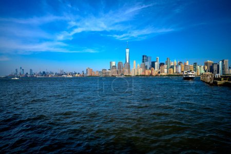 Blick auf den Hafen von New York, Manhattan und die Freiheitsstatue vom Liberty State Park, Jersey City, NJ, USA