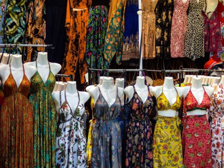 Téléchargez les photos : Sarongs multicolores à vendre sur le marché, Ubud, Bali, Indonésie - en image libre de droit