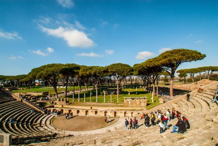 Téléchargez les photos : Amphithéâtre, ville en ruine d'Ostie Antica, Rome, Latium, Italie, Europe - en image libre de droit