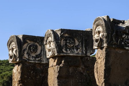 Téléchargez les photos : Masques en pierre dans l'amphithéâtre romain Ostie Antica, Rome, Italie - en image libre de droit