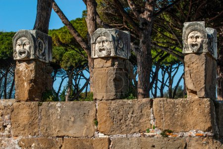 Téléchargez les photos : Masques en pierre dans l'amphithéâtre romain Ostie Antica, Rome, Italie - en image libre de droit