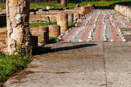  Antike römische Straßensäulen Ostia Antica Ruinen Rom Italien Ausgrabung von Ostia, antiken römischen Hafen, neben Flughafen War Hafen für Rom bis zum 5. Jahrhundert n. Chr., Rom, Latium, Italien, Europa