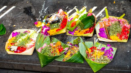 Bali MARS 2024 - Canang sari traditionnel balinais fait à la main offrant aux dieux dans une rue. Île de Bali. Indonésie.