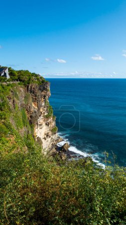 BALI AVRIL 2024 - Vue sur la mer depuis Bali Pura Luhur Uluwatu Tempel, Uluwatu et Beautiful Cliff. Vacances en Bali, Indonésie