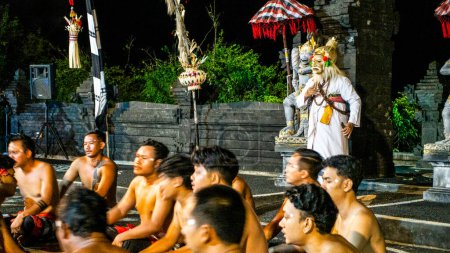 Foto de BALI ABRIL 2024 - Kecak Dance, Templo de Uluwatu, Bali, Indonesia - Imagen libre de derechos