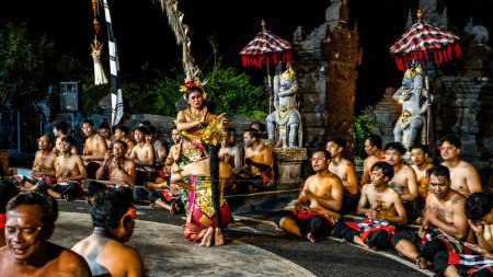 Téléchargez les photos : BALI AVRIL 2024 - Danse Kecak, Temple Uluwatu, Bali, Indonésie - en image libre de droit