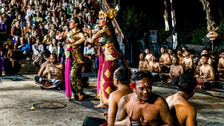 Foto de BALI ABRIL 2024 - Kecak Dance, Templo de Uluwatu, Bali, Indonesia - Imagen libre de derechos