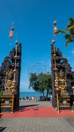 Téléchargez les photos : 2024 mars - Statues en pierre à l'entrée du temple Tanah Lot à Bali, Indonésie. - en image libre de droit