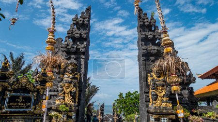 Téléchargez les photos : 2024 mars - Statues en pierre à l'entrée du temple Tanah Lot à Bali, Indonésie. - en image libre de droit