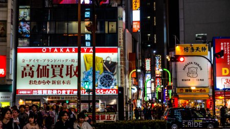 Téléchargez les photos : Tokyo, Japon AVRIL 2024 : vue de la rue de nuit dans les quartiers d'Ikebukero, Shinjuku, Harajuku, Shibuya et Ebisu, Tokyo - en image libre de droit