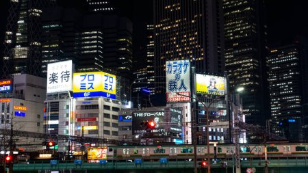 Téléchargez les photos : Tokyo, Japon AVRIL 2024 : vue de la rue de nuit dans les quartiers d'Ikebukero, Shinjuku, Harajuku, Shibuya et Ebisu, Tokyo - en image libre de droit