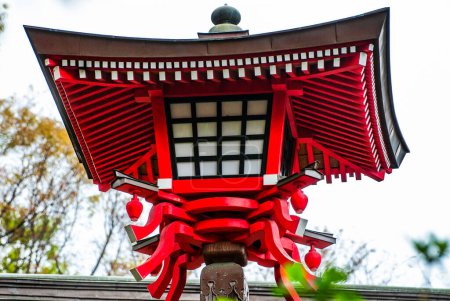 Tokio, Japón ABRIL 2024: Linterna tradicional japonesa de madera roja en el templo Kiyomizu Kannon-do en Ueno