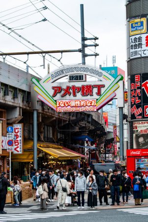 Téléchargez les photos : Tokyo, Japon AVRIL 2024 : l'Ameya Yokocho est une rue commerçante. C'est une rue étroite et animée le long des voies ferrées surélevées entre les gares d'Ueno et d'Okachimachi. - en image libre de droit