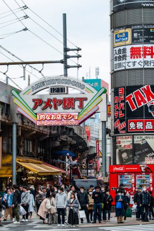 Téléchargez les photos : Tokyo, Japon AVRIL 2024 : l'Ameya Yokocho est une rue commerçante. C'est une rue étroite et animée le long des voies ferrées surélevées entre les gares d'Ueno et d'Okachimachi. - en image libre de droit