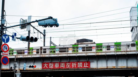 Téléchargez les photos : Tokyo, Japon AVRIL 2024 : Ne tournez pas à gauche panneau en japonais sur un pont dans la zone de la gare d'Ueno Okachimachi - en image libre de droit