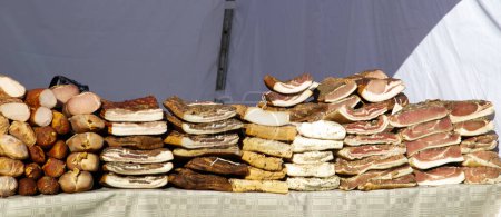 Téléchargez les photos : Jambon traditionnel lituanien vendu sur le marché. Photo de haute qualité. Viandes différentes. - en image libre de droit
