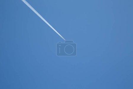 Téléchargez les photos : Avion dans le ciel bleu. Photo de haute qualité. - en image libre de droit
