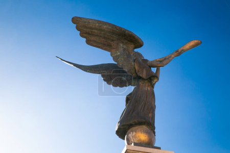Ángel de Uzupis, Vilna. Foto de alta calidad. Escultura de perfil de ángeles en el casco antiguo.