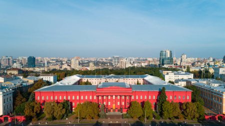 Téléchargez les photos : Vue aérienne bâtiment Kiev Université nationale de Taras Shevchenko un jour de printemps ensoleillé. Drone a tiré sur la façade rouge du bâtiment. Capitale de l'Ukraine - en image libre de droit