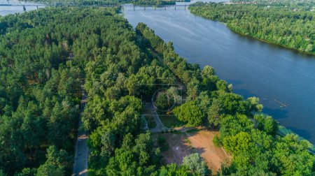 Téléchargez les photos : Aerial view summer forest and river in sunny day. Drone shot beautiful nature landscape, green trees - en image libre de droit
