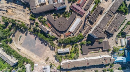 Téléchargez les photos : Aerial top view building former factory Arsenal. Drone shot beautiful Kyiv Kiev building on a sunny summer day. Capital of Ukraine. Reconstruction - en image libre de droit