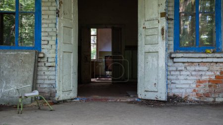Téléchargez les photos : Entrée de la construction d'une maternelle abandonnée dans la ville de Pripyat près de la centrale nucléaire de Tchernobyl. Zone d'exclusion radioactive, Ukraine. Radiation, catastrophe - en image libre de droit