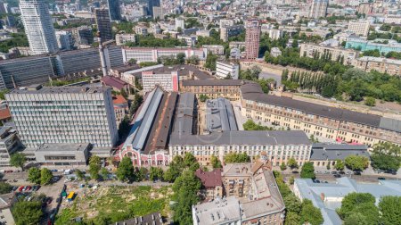 Téléchargez les photos : Vue aérienne bâtiment ancienne usine Arsenal. Drone a photographié le magnifique paysage urbain de Kiev par une journée d'été ensoleillée. Capitale de l'Ukraine. Construction - en image libre de droit