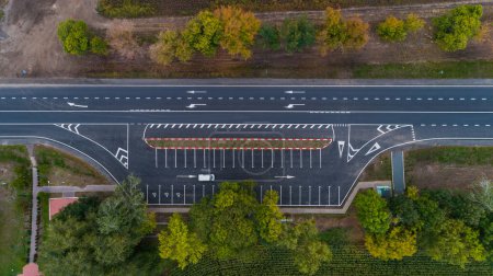 Téléchargez les photos : Drone vue aérienne du dessus nouvelle route asphaltée en automne par une journée nuageuse, marquage routier - en image libre de droit