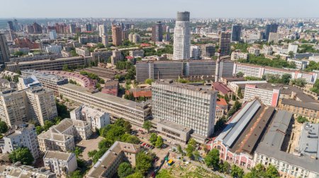 Téléchargez les photos : Vue aérienne magnifique paysage urbain de Kiev par une journée d'été ensoleillée. Drone a tiré sur Kiev bâtiment, ancienne usine Arsenal. Capitale de l'Ukraine - en image libre de droit