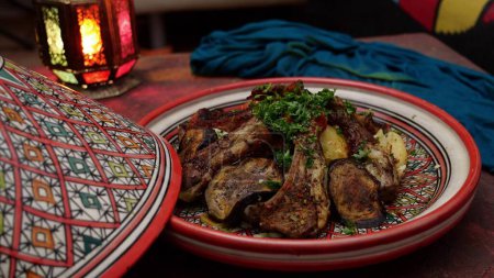 Foto de Auténtico tagine de cordero marroquí. Comida caliente festiva para el Eid. Imágenes de alta calidad 4k - Imagen libre de derechos
