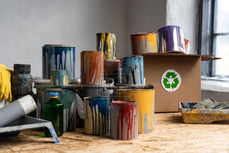 Paint Recycling. Leere Farbdosen entsorgen. Paint Waste Management. Gebrauchte Emaille auf Ölbasis, Lack, Schellack und Lack. Hochwertiges Foto