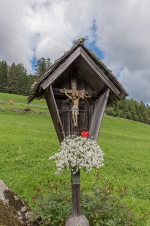 Téléchargez les photos : Crucifix en bois Val Venosta, Tyrol du Sud Italie - en image libre de droit