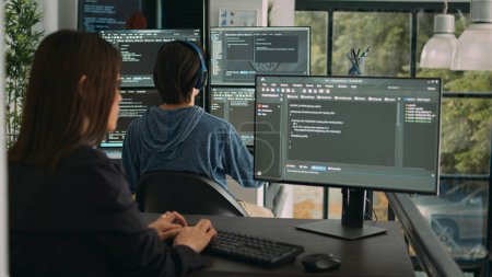 Mujer programador escribiendo código fuente en el teclado de la computadora para desarrollar el nuevo servidor de aplicaciones, computación en la nube. Algoritmo de programa de codificación de ingeniero de software en ventana de terminal con script html.