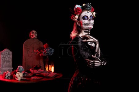 Crâne effrayant maquillage sur femme glamour pour célébrer dios de los muertos tradition mexicaine, posant sur la célébration des vacances. Dame de la mort avec la cavalera catrina costume et art corporel.