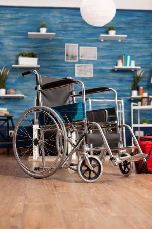 Rollstuhl im Zimmer des Pflegeheims, um Mobilität und Erholung zu fördern. Objekt, das Menschen mit körperlichen Behinderungen helfen soll, sich von einem Ort zum anderen zu bewegen, freundlicher Ort für Menschen mit Behinderungen.