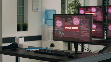 Computer, die Hackerangriffe melden und Sicherheitslücken in einem leeren Entwicklungsbüro aufzeigen. Anzeige einer kritischen Fehlermeldung, die nach einem Systemabsturz auf dem Bildschirm blinkt, Bedrohungswarnung.