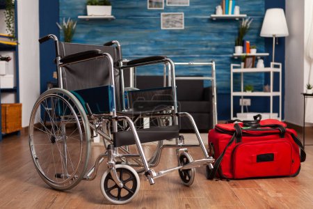 Foto de Wheelchair in an empty room in a rehabilitation center for people with disabilities. Modern room conditioned for take care of people with disability, assistance and physiotherapy. - Imagen libre de derechos
