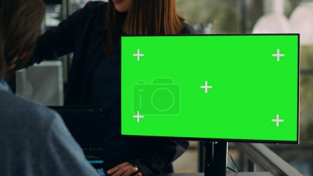 Téléchargez les photos : Développeurs de logiciels travaillant sur la programmation de code avec écran vert sur ordinateur, en utilisant la fenêtre du terminal et chromakey écran isolé. En regardant le modèle d'espace de copie maquette dans l'espace de codage d'application. - en image libre de droit