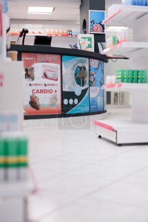 Foto de Empty pharmacy store with medicaments and treatment on shelves, used by customers to buy healthcare vitamins and pharmaceutical products. Drugstore with supplements, medication and pills. - Imagen libre de derechos