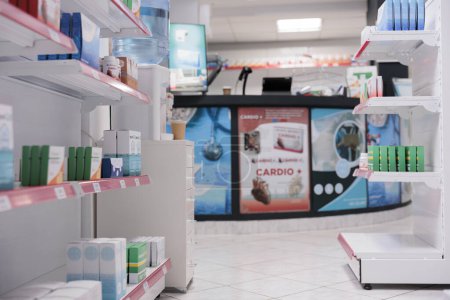 Téléchargez les photos : Empty pharmacy equipped with medicaments containers and supplements packages, retail shop shelves with pharmaceutical products. Drugstore space filled with medical supplement and drugs bottles. - en image libre de droit