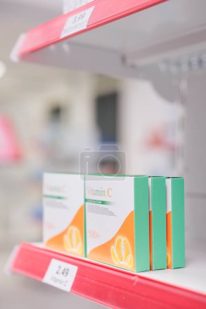 Téléchargez les photos : Empty pharmacy shop with cardiology medicaments and treatment on shelves, used by customers to buy healthcare pills and pharmaceutical products. Drugstore with supplements, medication and drugs. - en image libre de droit