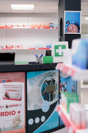 Téléchargez les photos : Empty pharmacy filled with pharmaceutical products and pills ready for customers to come and buy medical treatment. Green screen mock up chroma key supplements packages standing on counter desk - en image libre de droit