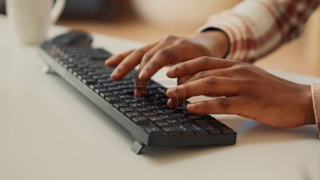 Téléchargez les photos : Jeunes adultes tapant des données pour créer un rapport sur ordinateur, en utilisant le clavier pour envoyer des e-mails professionnels. Freelance analyser les ventes de marketing et faire le travail de comptabilité à distance à la maison. Gros plan. - en image libre de droit
